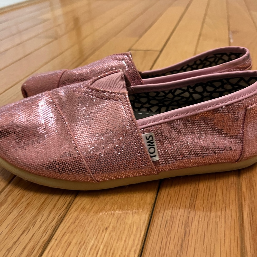 Size 5 sparkly pink Toms